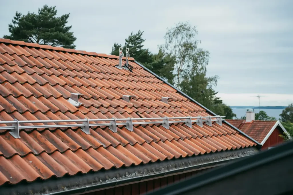 installation av sn rasskydd och livlinef sten p villa i gustavsberg v rmd