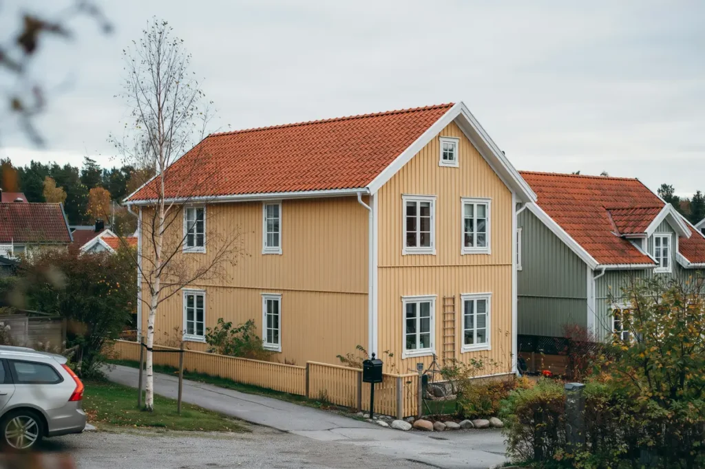 takt ckning med tegel och betongpannor p radhus i gustavsberg v rmd